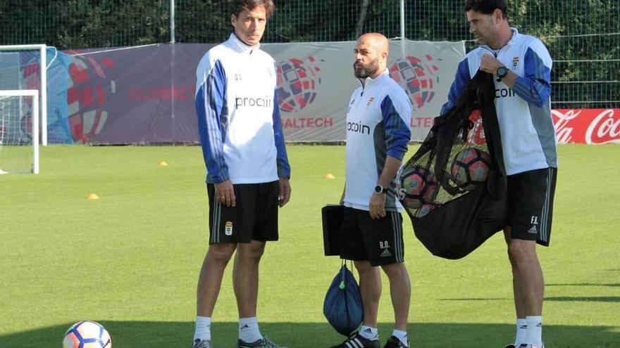 Por la izquierda, Sergio Segura, Roberto Ovejero, preparador físico del primer equipo del Oviedo, y Fernando Hierro, durante una sesión de entrenamiento del Oviedo en El Requexón.