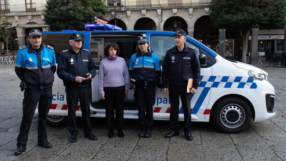 ZAMORA. PRESENTACION DEL NUEVO FURGON DE ATESTADOS DE LA POLICIA MUNICIPAL