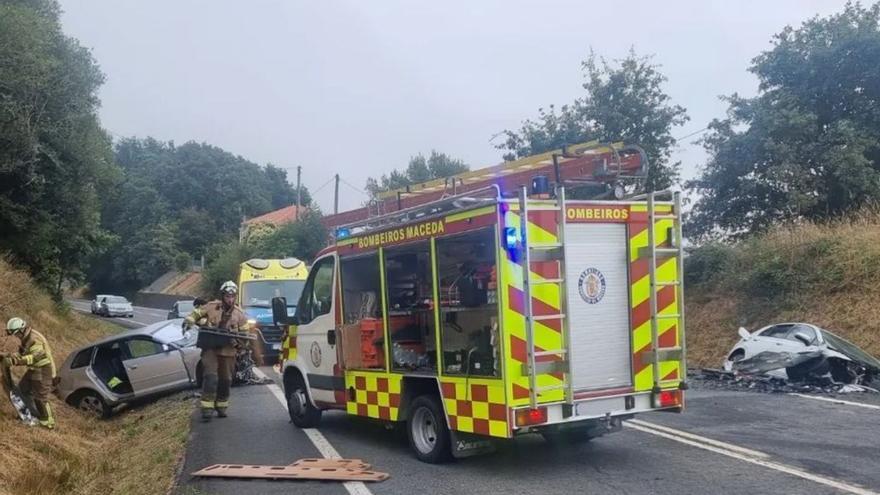 Estado en el que quedaron los vehículos después del siniestro mortal. |   // BOMBEROS MACEDA