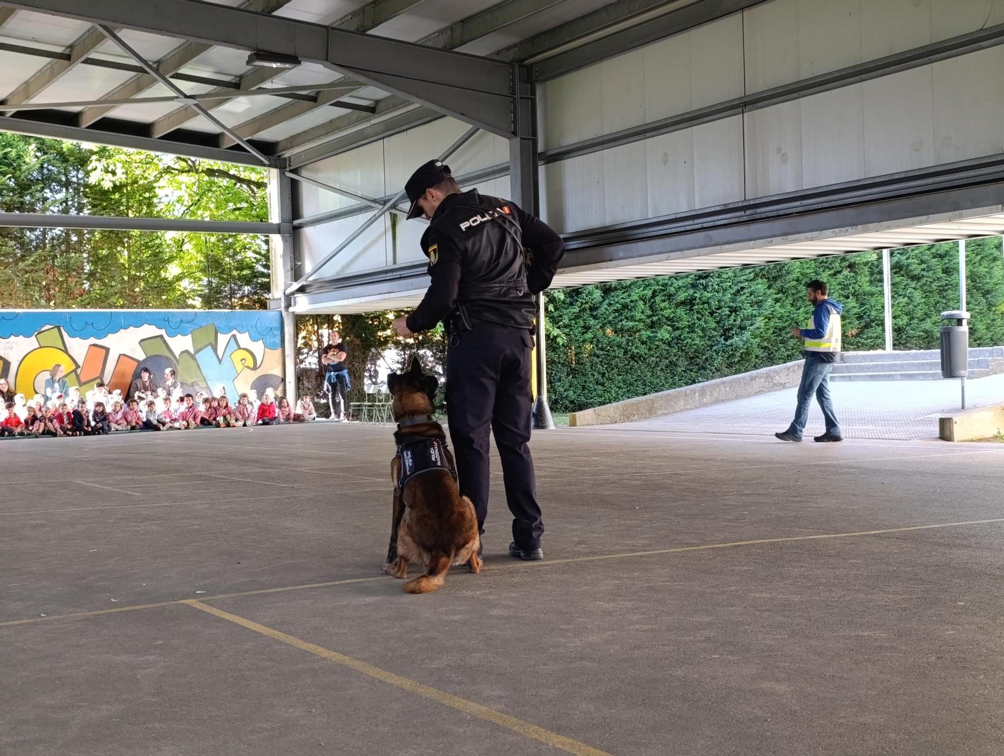 Así fue la exhibición de la Policía Nacional en el colegio La Fresneda, en Siero