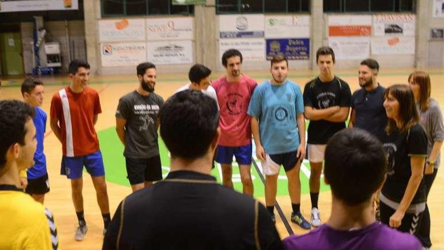 Vilaboa junto a sus jugadores antes del entrenamiento de ayer. // G.N.