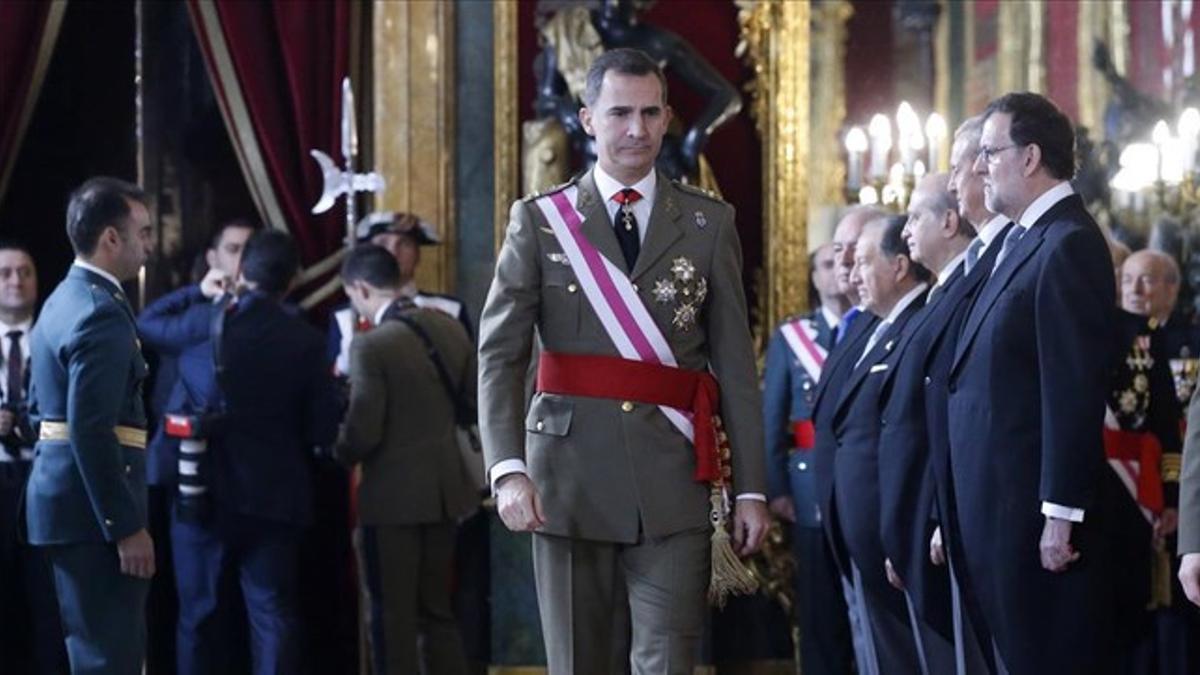 El Rey pasa junto al presidente en funciones, Mariano Rajoy, y otros miembros del Gobierno, este miércoles durante la Pascua Militar.