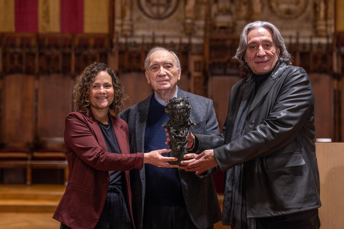 La consellera Sonia Hernández, Fernando Méndez-Leite, y el regidor de Cultura, Xavier Marcé, con el Goya en el Saló de Cent.