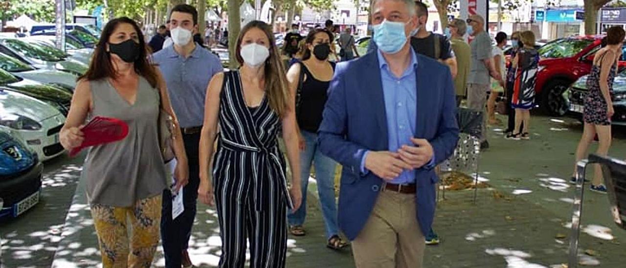 Ana Morell y David González, ambos a la derecha, en la inauguración de la pasada Fira del Motor de Oliva. levante-emv