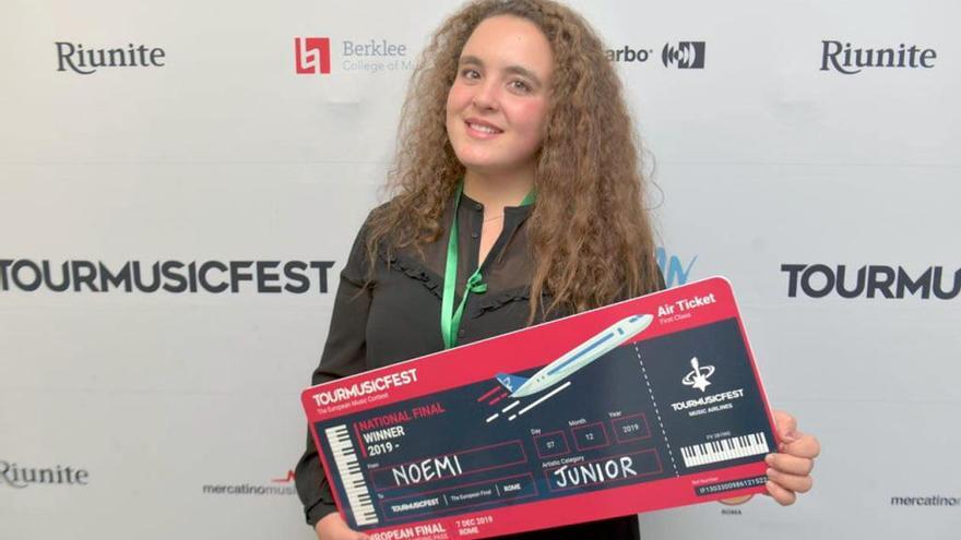 Noemi Fernández, con su premio. // Tour Music Fest