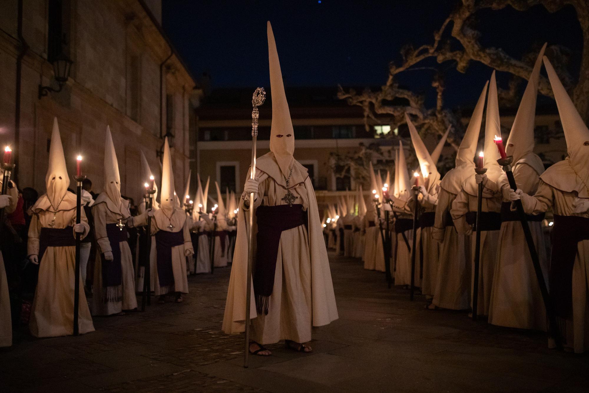 GALERÍA | Las mejores imágenes de la procesión de Jesús Yacente