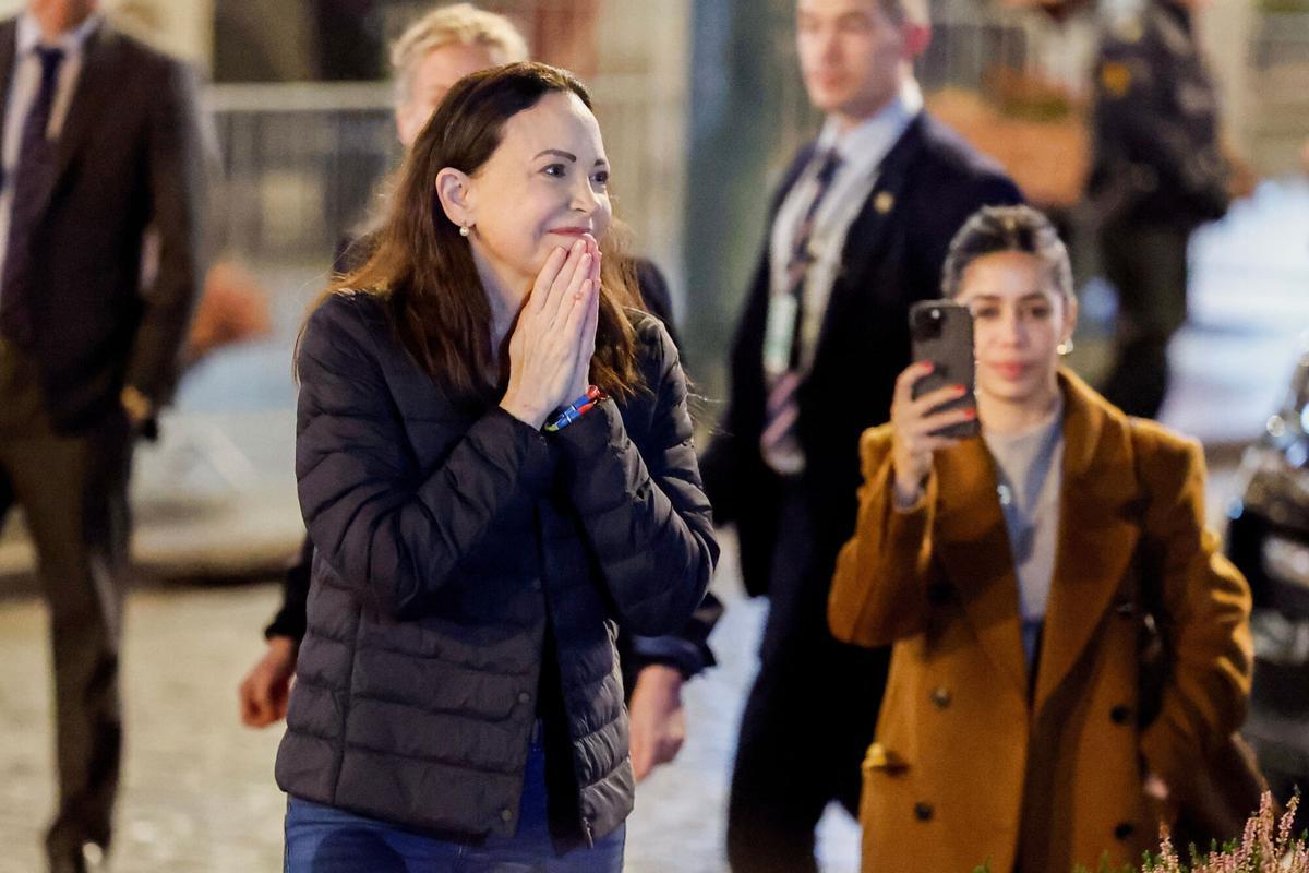 Nobel Peace Prize laureate Maria Corina Machado reacts to the crowd gathered in front of the Grand Hotel, in Oslo, Norway, early Thursday, Dec. 11, 2025. (Jonas Been Henriksen/NTB Scanpix via AP) Associate Press/ LaPresse Only Italy and Spain. EDITORIAL USE ONLY ITALY AND SPAIN