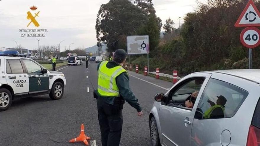 Multado con 100 euros por tener una avería, indicar con la baliza v-16 pero no tener visible correctamente la v-13 obligatoria: la Guardia Civil extrema la vigilancia