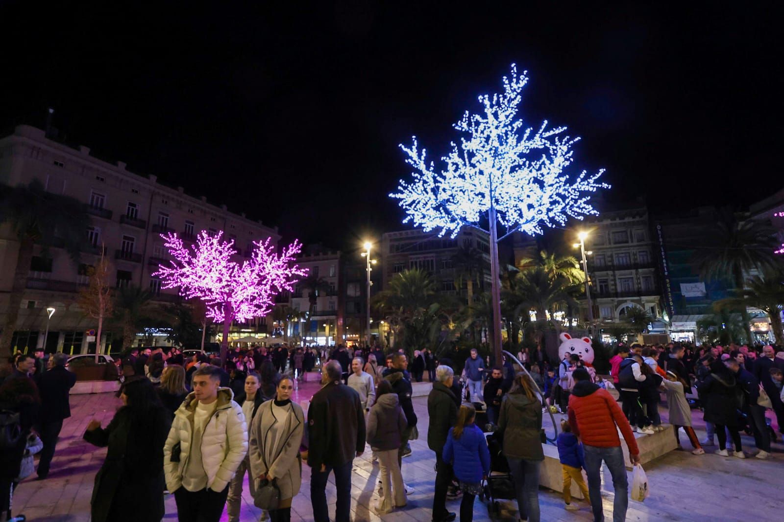 El centro de València, a reventar de gente por la decoración de Navidad