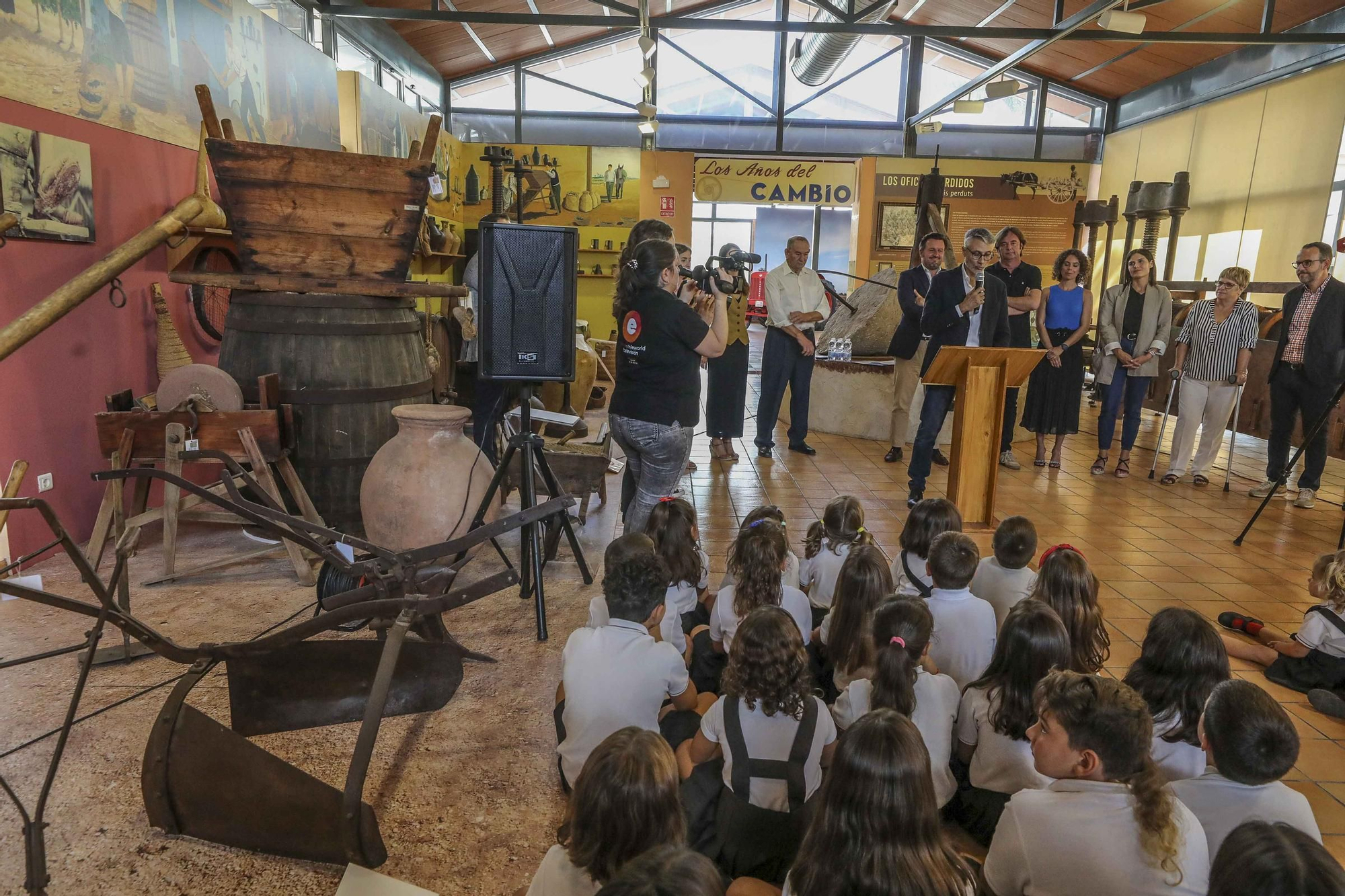 Niños con alma de guia turistica en el museo de pusol Elche