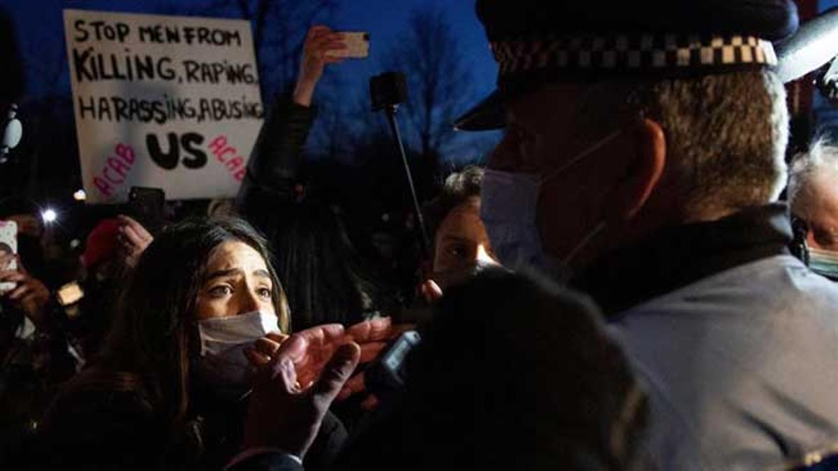 Una manifestante se encara con un agente durante el desalojo.