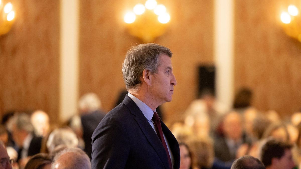 El presidente del Partido Popular, Alberto Núñez Feijóo, llega a un desayuno informativo de Fórum Europa, en el Hotel Four Seasons.
