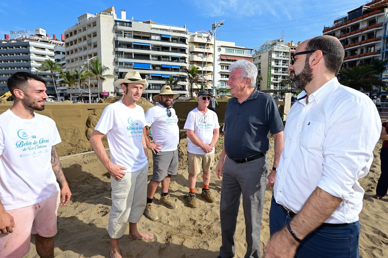 Preparación del Belén de Arena de Las Canteras