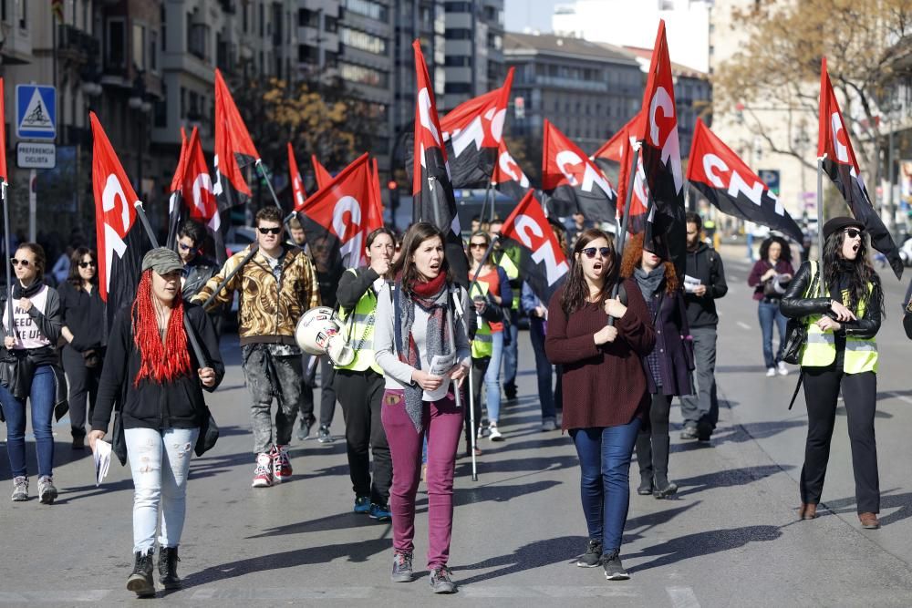 Manifestantes recorren la calle Colón.