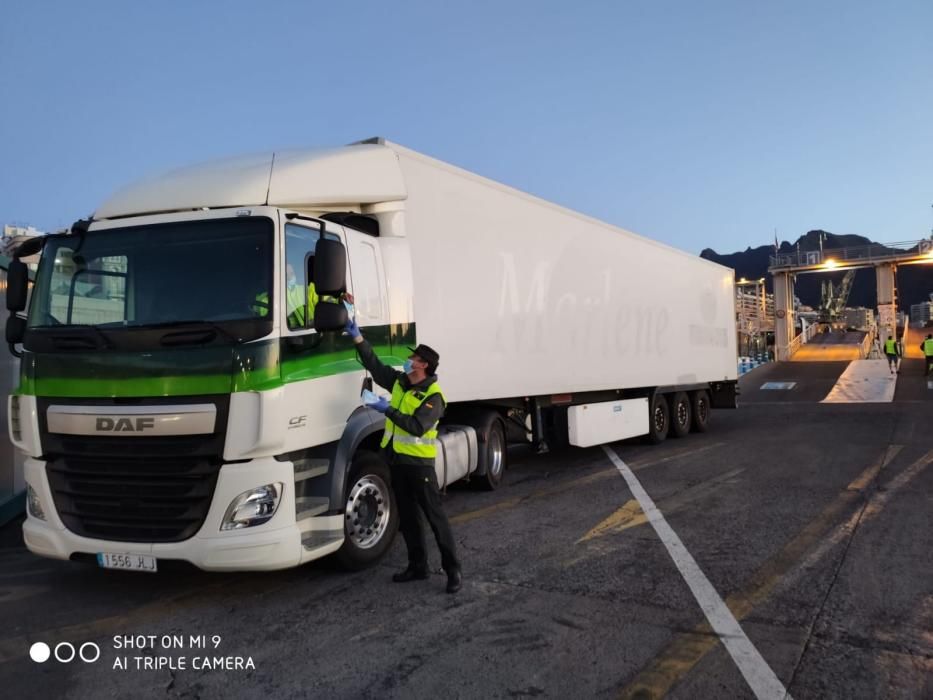 Reparto de mascarillas en Santa Cruz de Tenerife