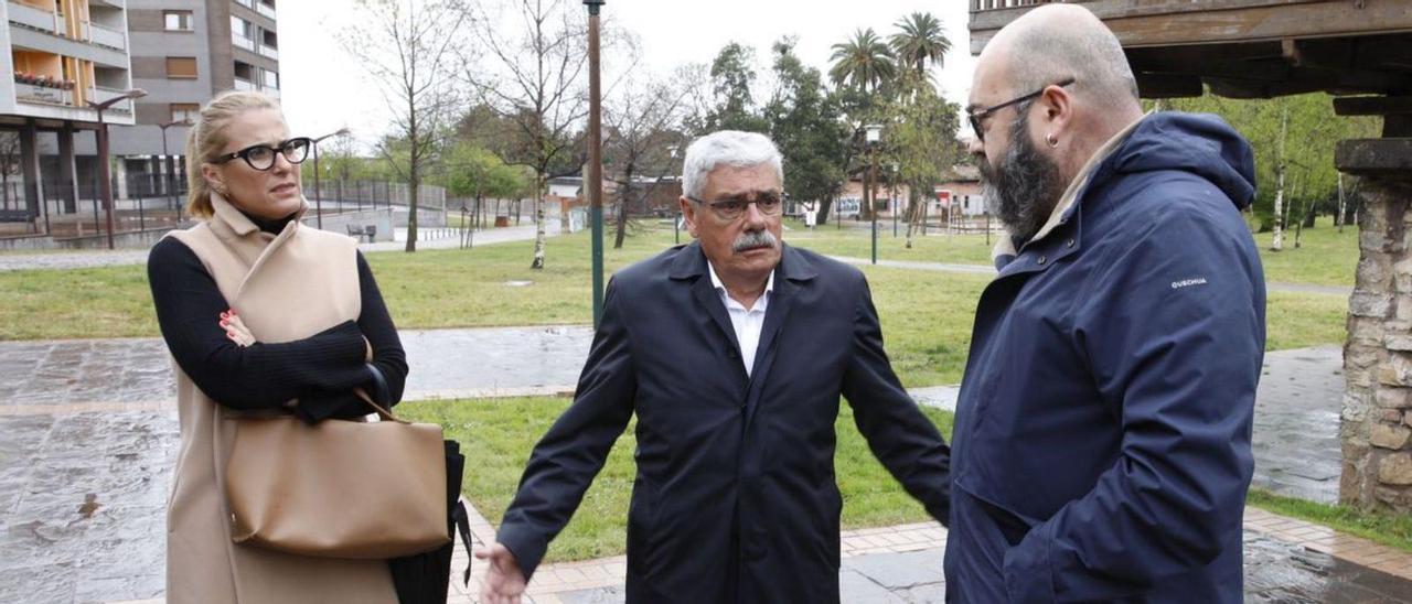 Por la izquierda, Lara Martínez, Luis Manuel Flórez, «Floro», y Xurde Lains, ayer, en el parque de El Lauredal.