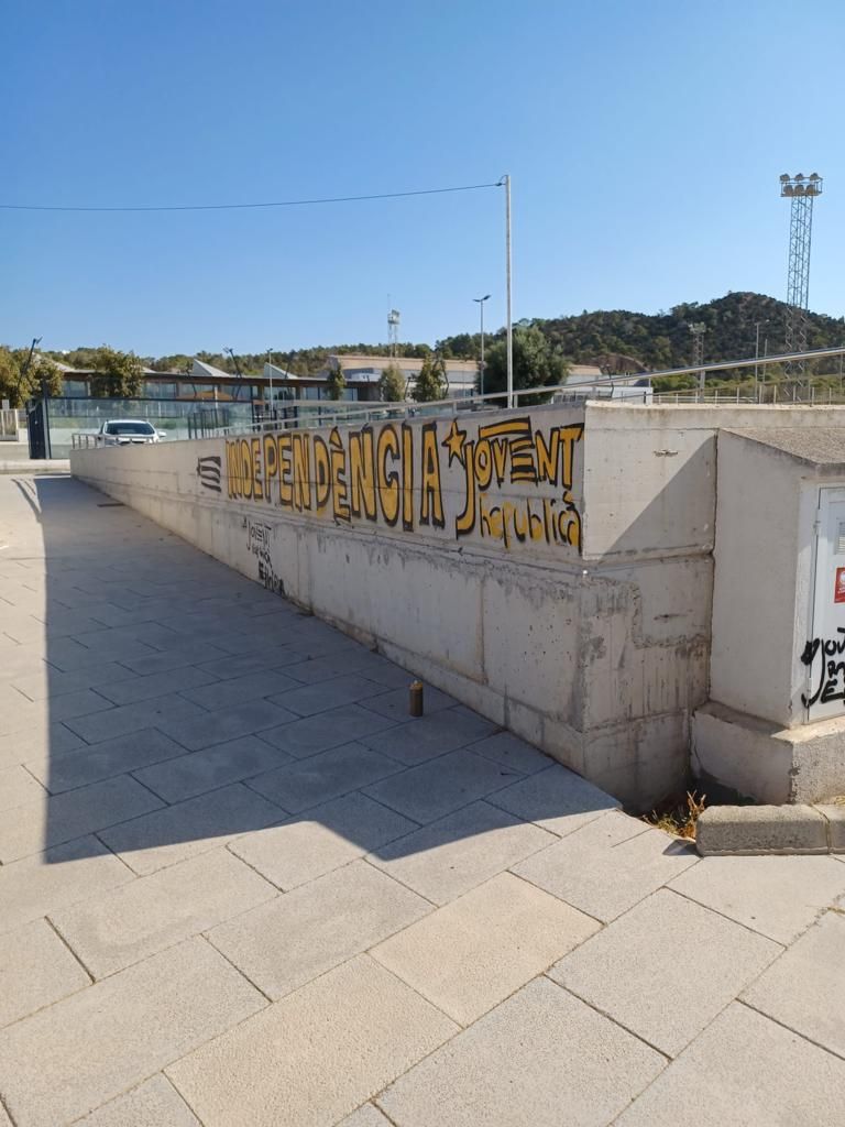 Sant Antoni amanece con pintadas y carteles independentistas