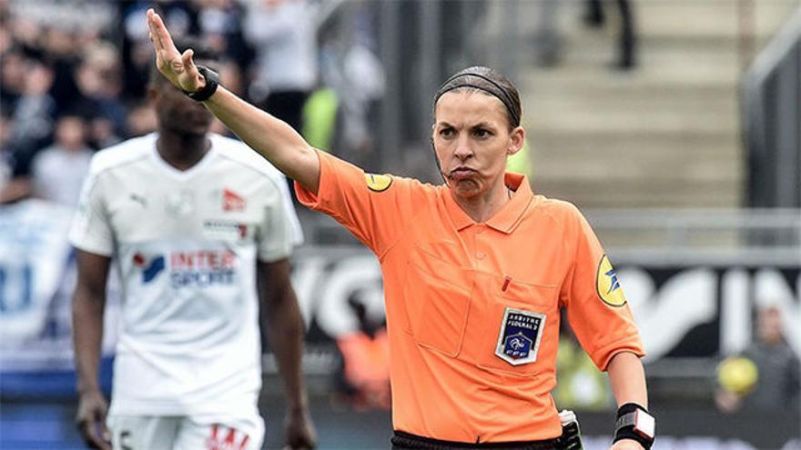 Stephanie Frappart, la primera mujer árbitro de la Ligue 1