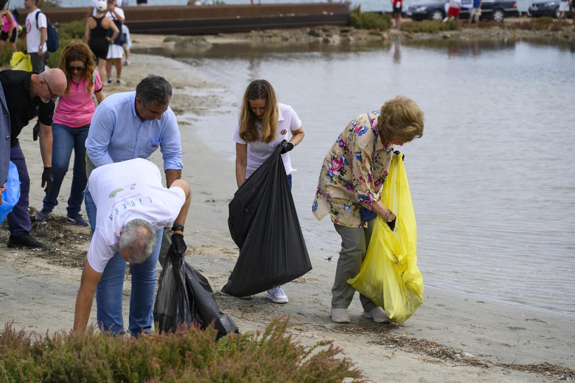 16092023-REINA SOFIA PARTICIPA EN RECOGIDA DE BASURAS EN LA MANGA CALA DEL ESTACIO SAN JAVIER -37.JPG