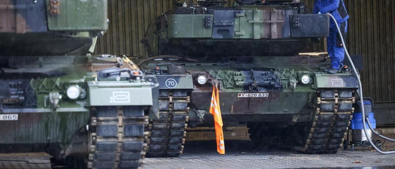 Trabajos de mantenimiento en un carro de combate Leopard 2A6 alemán.