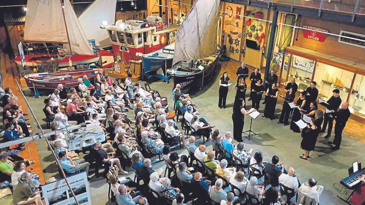 Un concierto de "El León de Oro" en el Museo Marítimo de Asturias, en Luanco