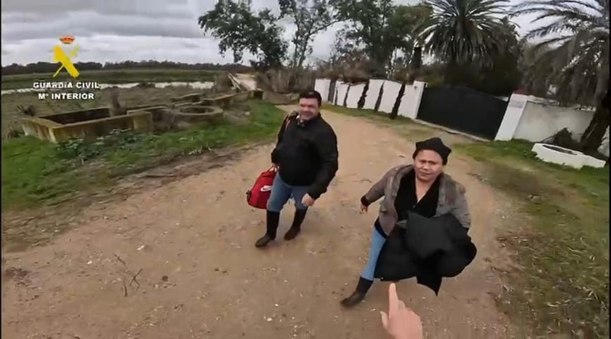 La pareja que ha sido rescatada la tarde de este domingo de una casa de campo de Novelda.