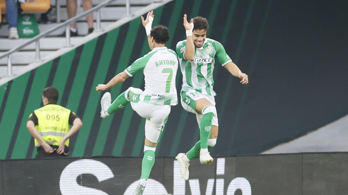 Abde celebra con Antony el primer gol del Betis-Levante de Liga
