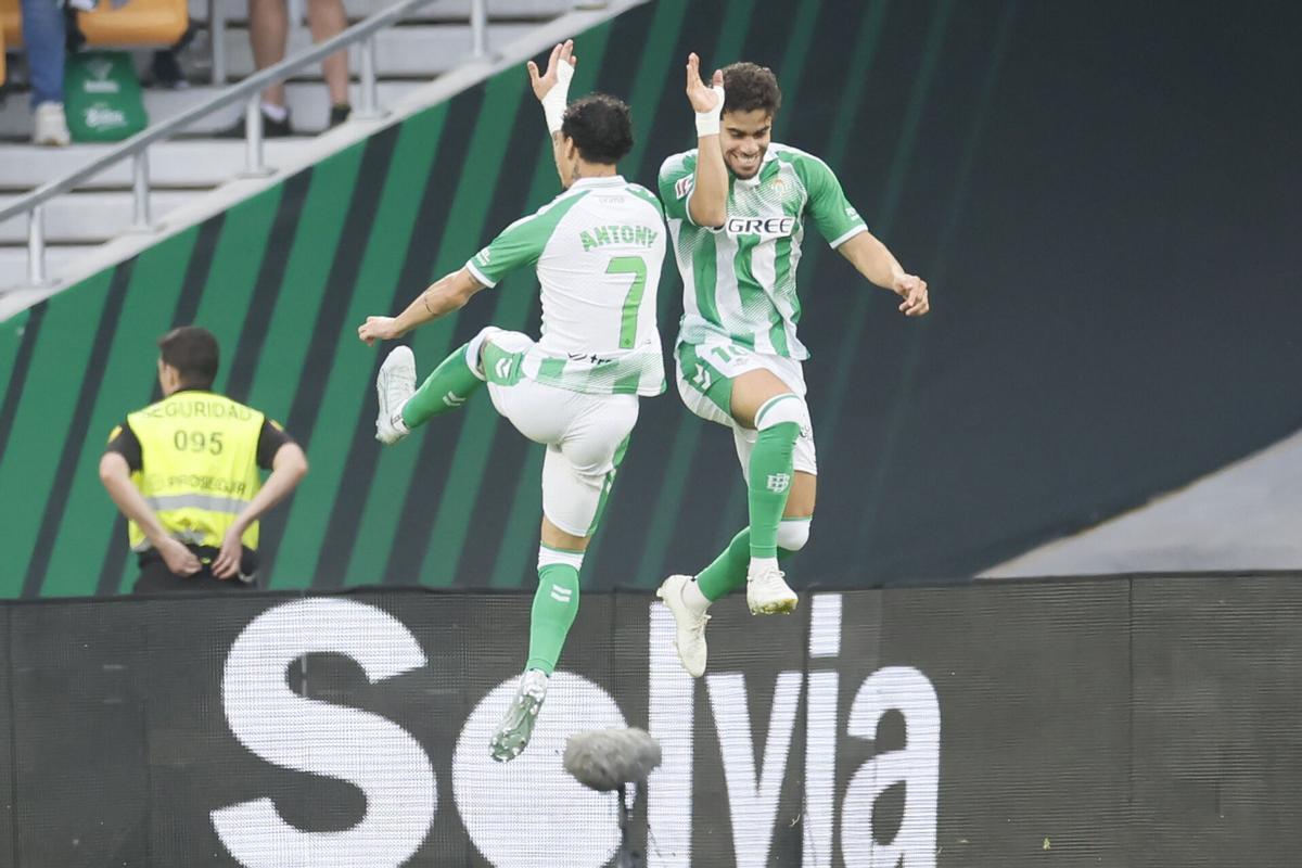 Abde celebra con Antony el primer gol del Betis-Levante de Liga
