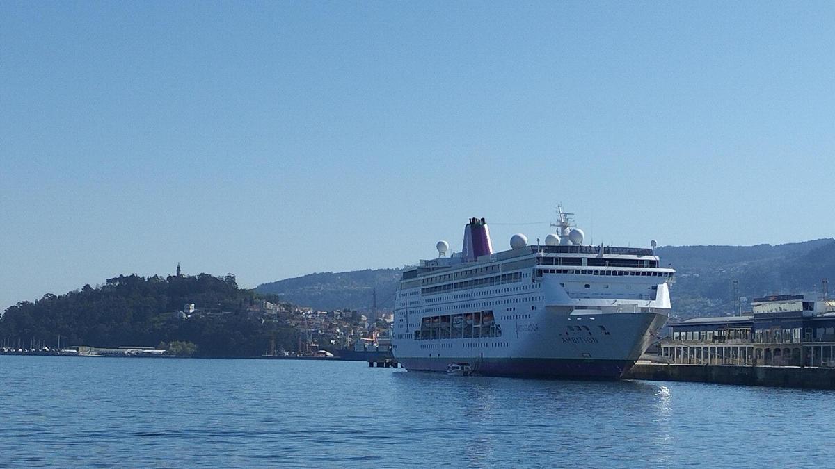 El «Ambition», esta mañana atracado en el muelle de cruceros de Vigo.