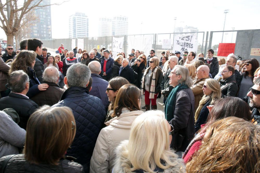 Manifestación vecinal en contra de los talleres de la T2 en Quatre Carreres