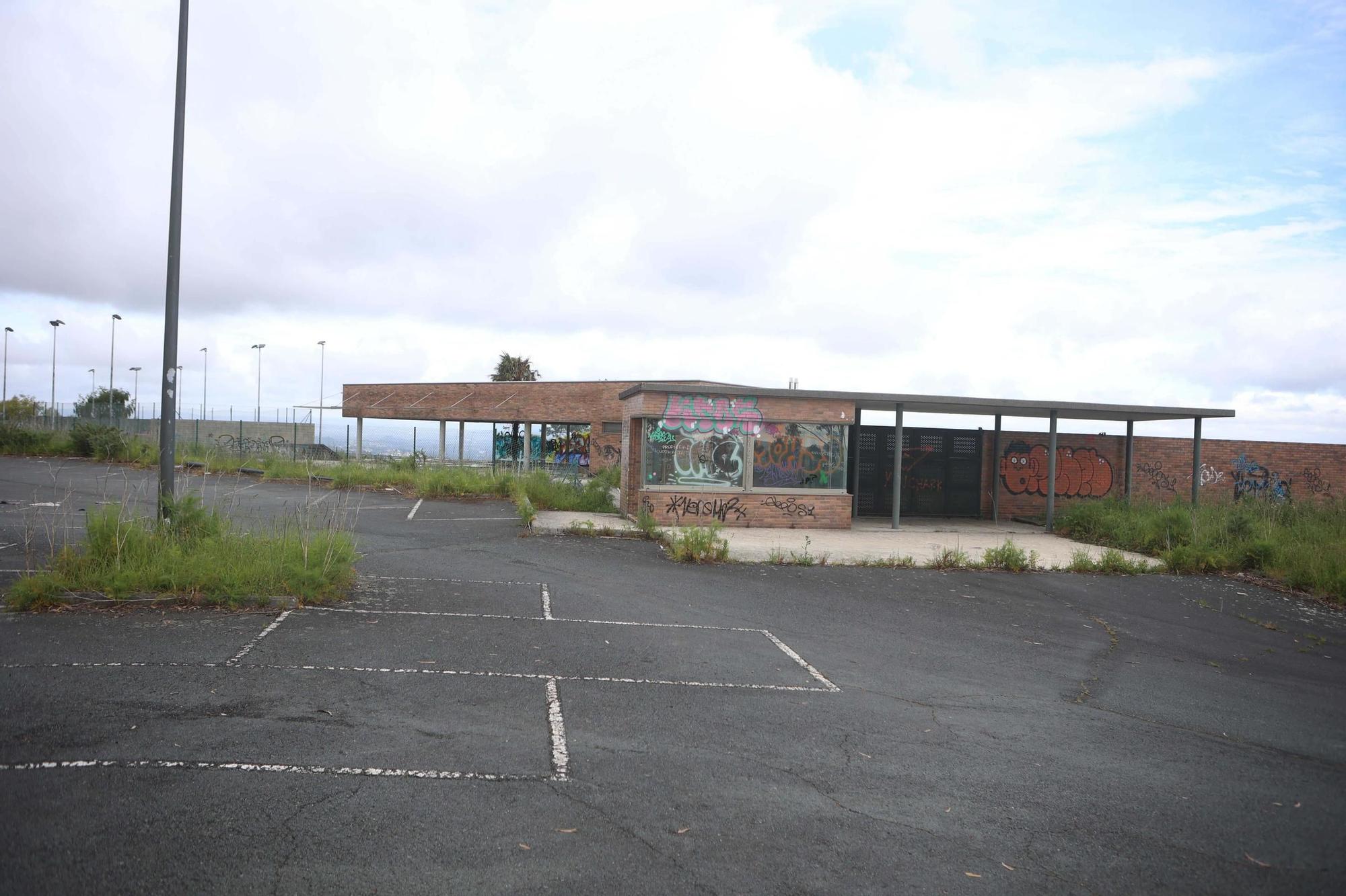 Instalaciones deportivas abandonadas de la urbanización Montegolf