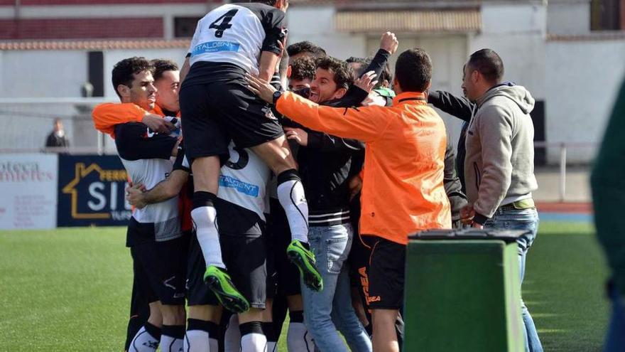 Los jugadores y cuerpo técnico del Caudal celebran el gol del triunfo ante el Langreo.