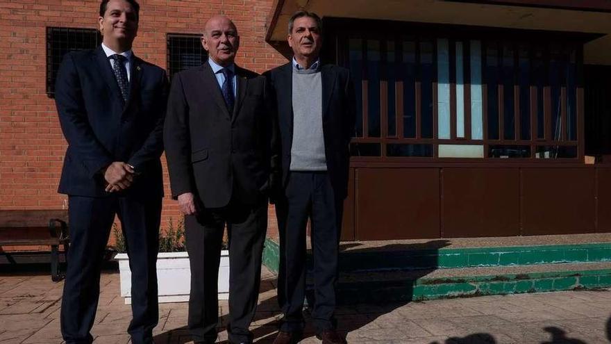 El subdelegado del Gobierno, García Bermejo (centro), con el director de Topas, Castejón (izquierda), y con el subdirector del CIS, Galende.