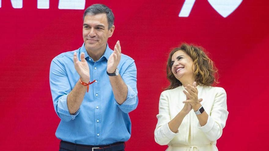 El presidente del Gobierno, Pedro Sánchez, y la ministra de Hacienda, María Jesús Montero.