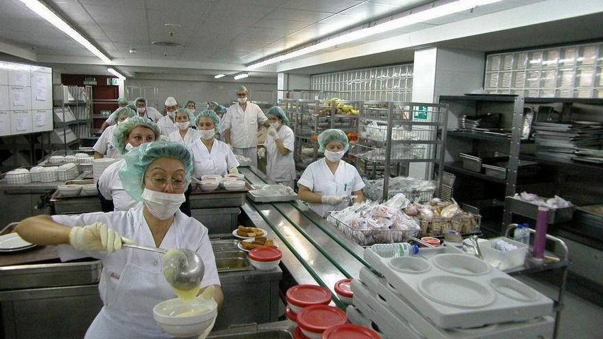 Personal de cocina del Hospital Virgen de la Arrixaca prepara los menús para servirlos a los pacientes ingresados en el centro.