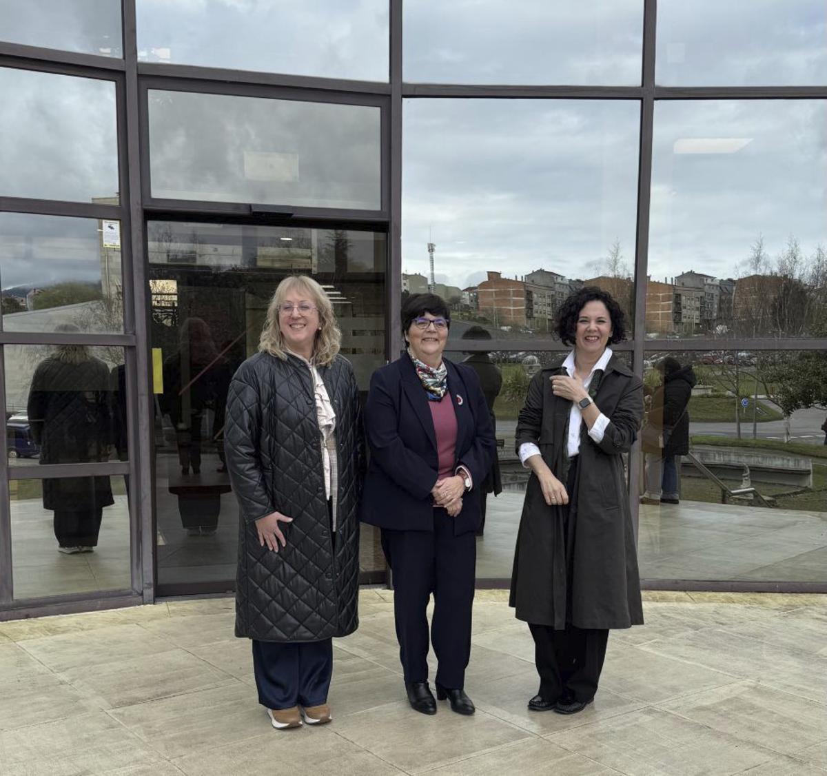 Montserrat Cruz, Carmen García y Marián Fernández, en el campus. | FDV