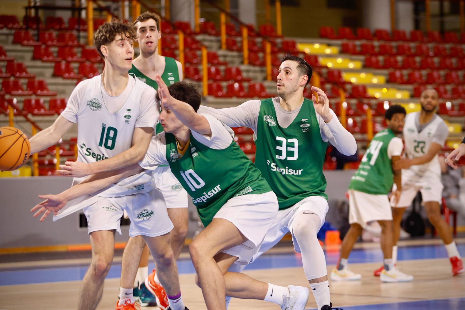 El Coto Córdoba Baloncesto vuelve al trabajo con sus nuevos fichajes