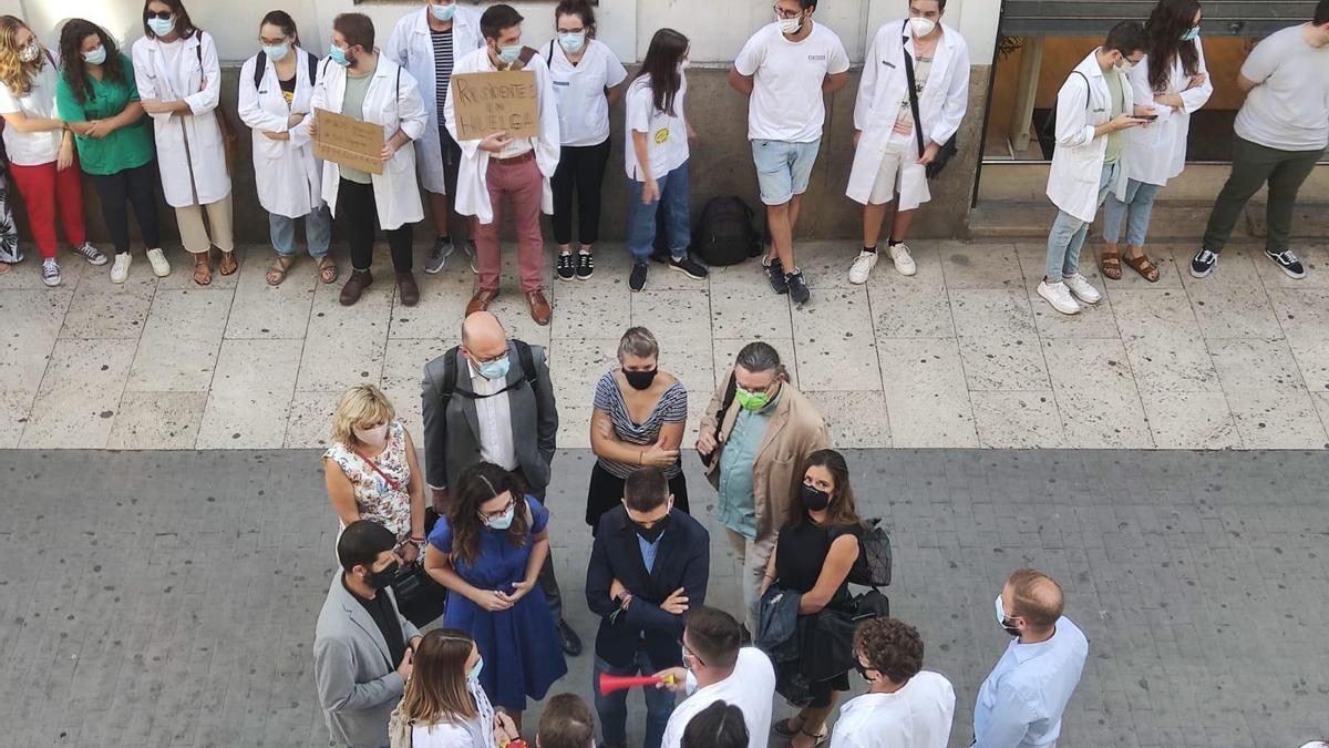 Los diputados de Compromís han mantenido un encuentro informal con los representantes de los trabajadores en el acceso a las Cortes