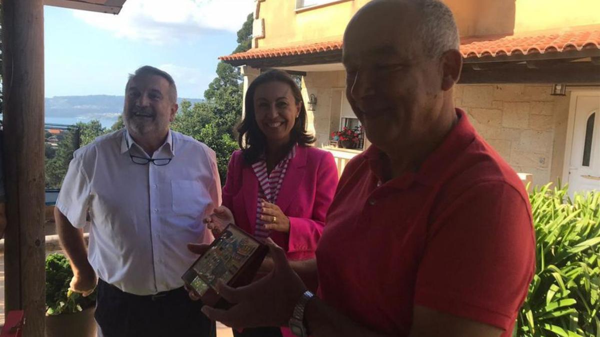 Andrés Amaro recibió un presente durante su homenaje.   | // FDV