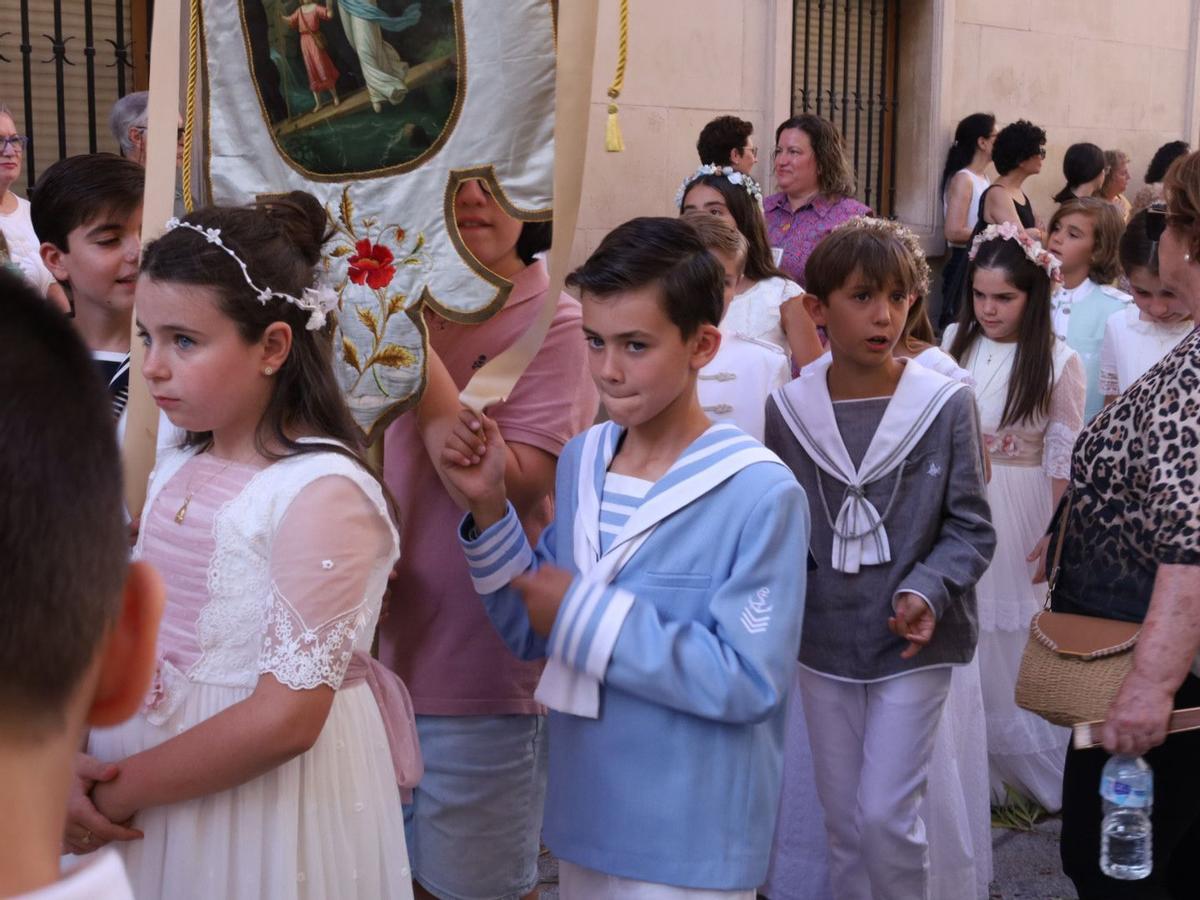Niños y niñas vestidos de comunión durante la procesión del Corpus Christi.