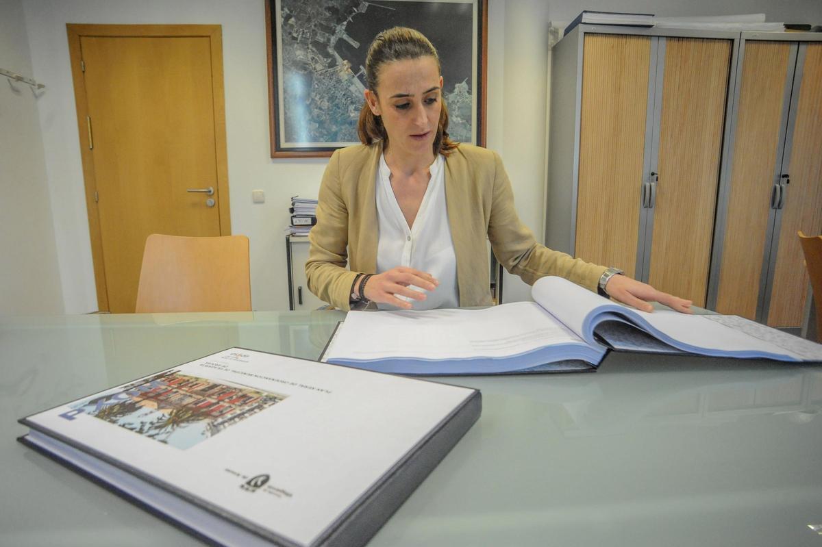 La concejala de Urbanismo con el PXOM en una imagen de archivo.
