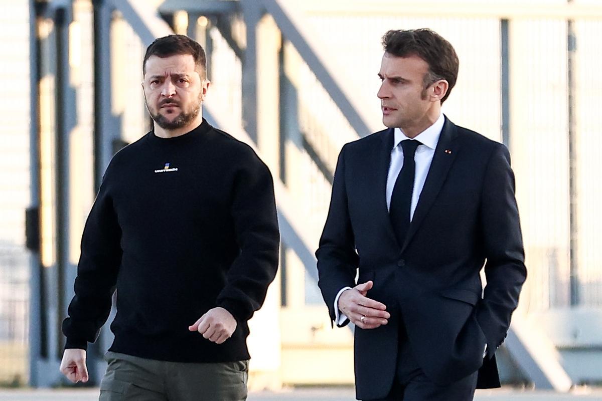 -FOTODELDIA- París (Francia), 09/02/2023.- El presidente francés, Emmanuel Macron (d), camina junto al presidente de Ucrania, Volodimir Zelenski (i), antes de dirigirse a Bruselas, en el Aeropuerto Militar de Villacoublay, en Velizy-Villacoublay, suroeste de París, Francia, para participar en una cumbre de líderes de la Unión Europea. EFE/Mohammed Badra / POOL