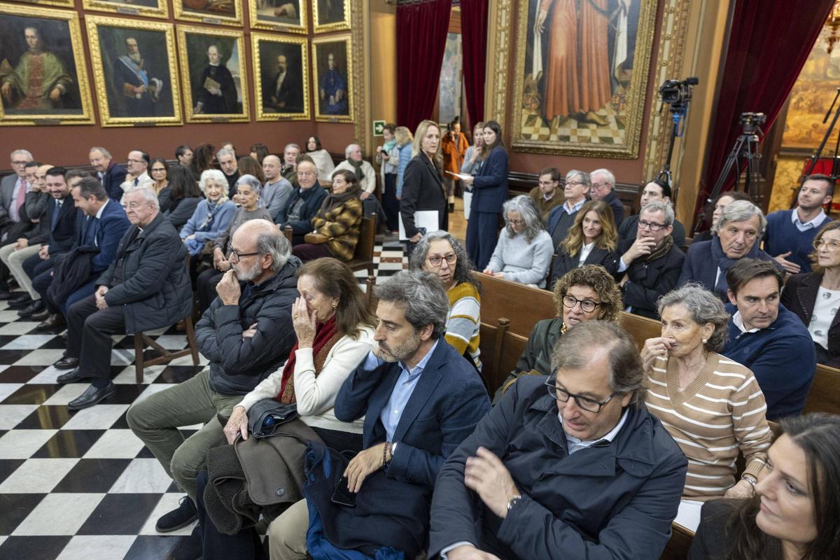 Un numeroso público ha escuchado el discurso del artista en el salón de plenos.