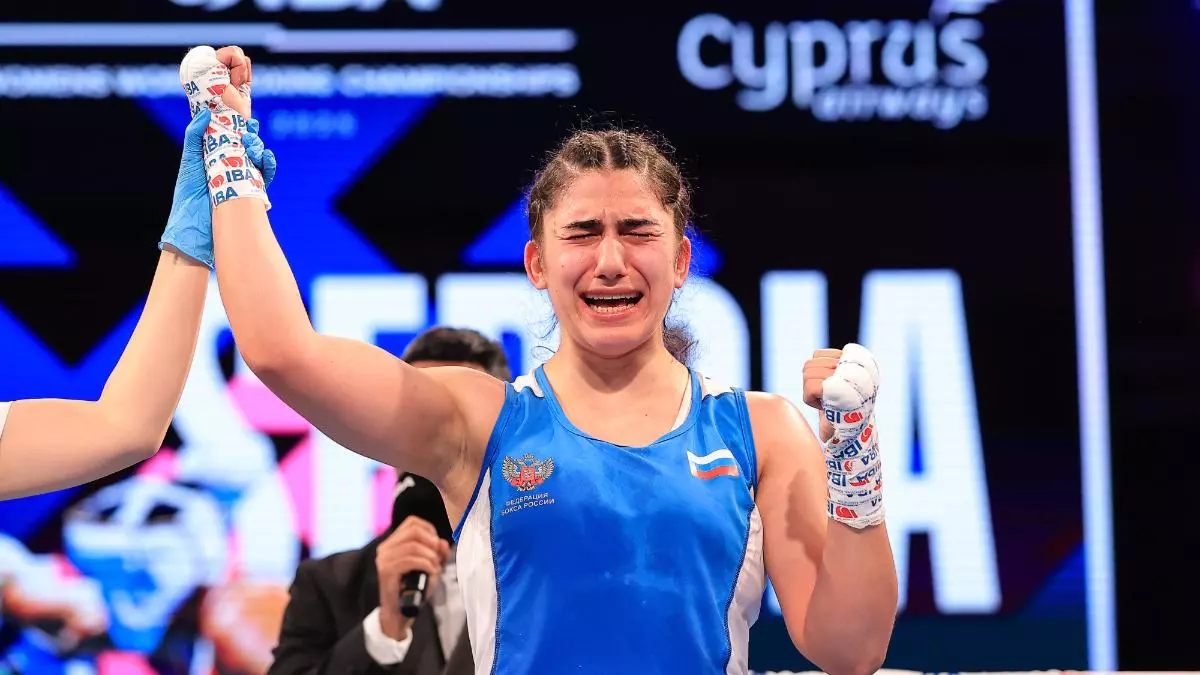 Rusia sale fugazmente de su ostracismo para reinar en el Mundial Femenino