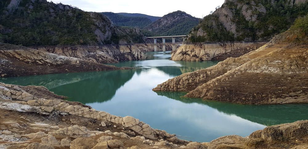 Pantà. Ni les pluges ni la neu dels últims dies han estat suficients per tornar-lo a veure ple. Imatge de la falta d’aigua al pantà de la Llosa del Cavall, al Solsonès.