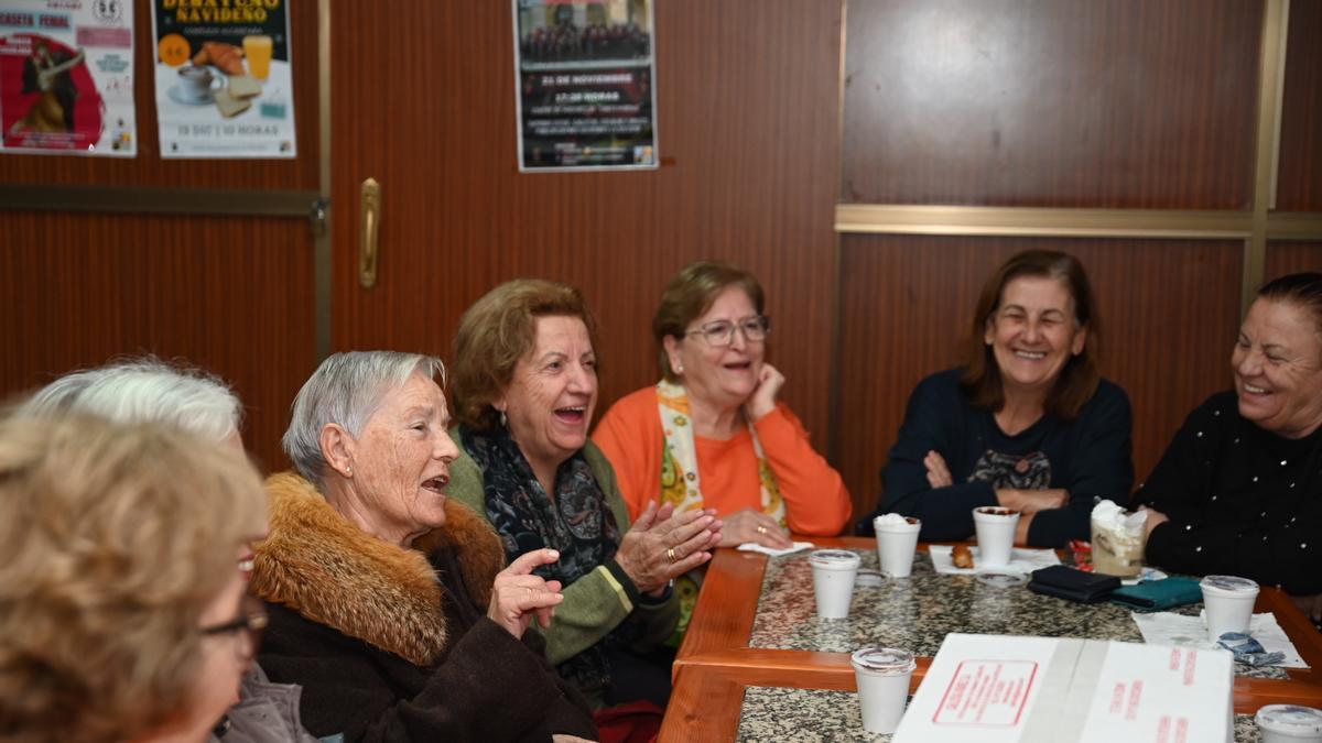 Una docena de mujeres comparte risas y desayuno en el centro de María Auxiliadora.