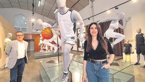 Octavio y Sara Sampere, en uno de los showrooms de maniquís en la sede la empresa, en Castalla (Alicante)