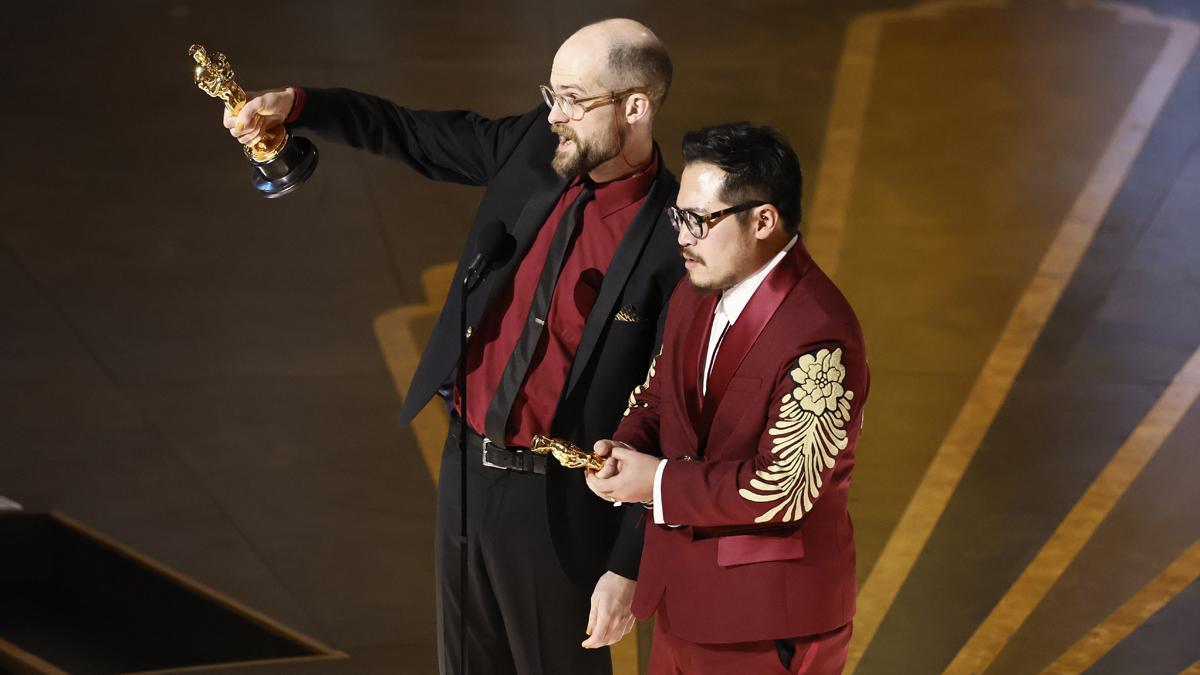  Daniel Scheinert and Daniel Kwan tras ganar el Oscar a mejor dirección por ’Todo a la vez en todas partes’