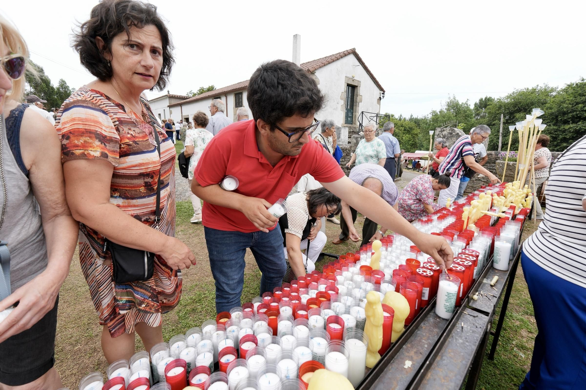Abrazo multitudinario a la Virxe do Corpiño