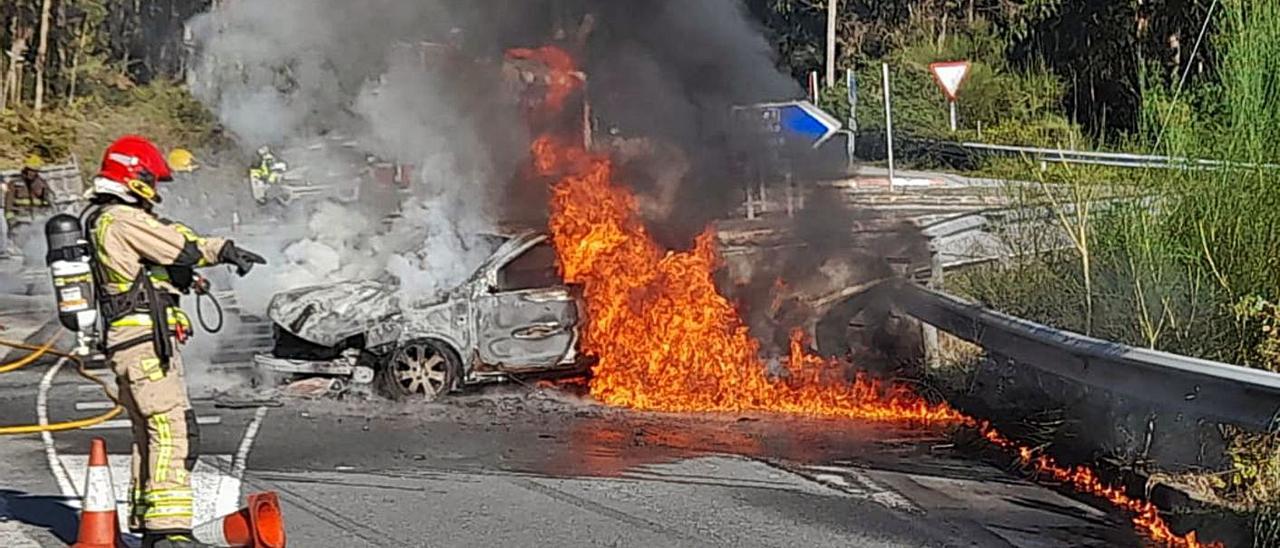 Los bomberos, tratando de sofocar las llamas. |  S.A.